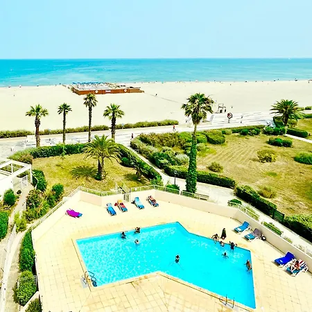 Vue Plongeante Les Pieds Dans L'eau, Piscine Et *