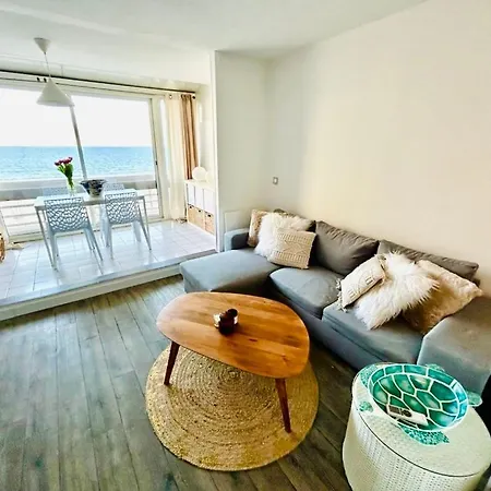 Vue Plongeante Les Pieds Dans L'eau, Piscine Et Apartment