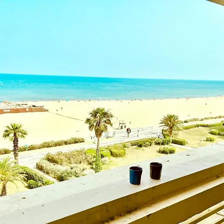 Vue Plongeante Les Pieds Dans L'eau, Piscine Et Apartment *