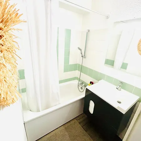 Vue Plongeante Les Pieds Dans L'eau, Piscine Et Apartment *